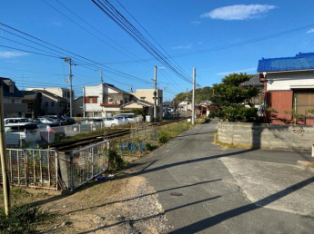 下り坂を約４０メートル下りると駅が見えます。