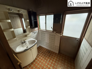 明るい光が差し込むサニタリースペース。