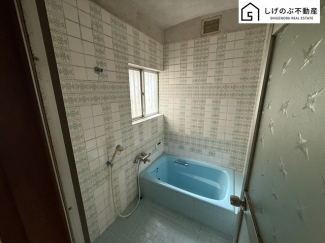 窓付きのバスルームは、明るく換気環境も良好。日中の入浴も気持ちよくお使い頂けそうです。