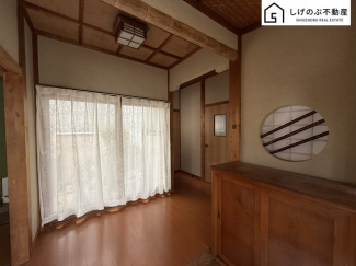 太陽の自然な光が差し込む明るい玄関。