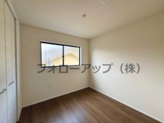 落ち着いた色調の洋室です