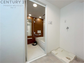 衣服の収納や脱ぎ着や整理整頓がしやすく、湿った衣類を乾燥させるスペースがありカビや臭いの発生を防ぎます。床の汚れを他の部屋に持ち込まず清潔を保つことができます。また快適な入浴環境の整備にも役立ちます。