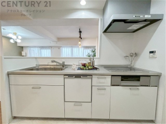 シンプルなデザインと使いやすさを兼ね備えた対面式システムキッチンは、効率的な作業スペースを提供し、家族やゲストとのコミュニケーションを促進します。
