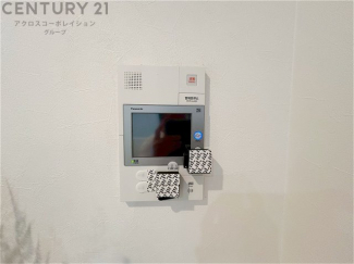 訪問者が来たときにテレビ画面で確認できるため、安心してドアを開けられます。録画機能があるものもあり、留守中に来訪者を記録しておくことができます。利便性が高く、セキュリティ面でも安心です。
