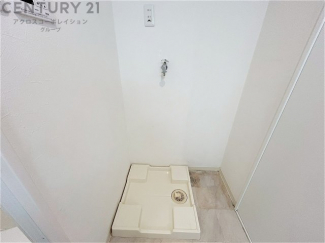 洗濯物の仕分け作業がしやすく、整理整頓が容易になります。洗濯音や湿気を他の部屋に持ち込まず、生活環境を快適に保ちます。上部を活用すれば収納スペースを確保でき洗剤や洗濯用品の整理もしやすくなります。