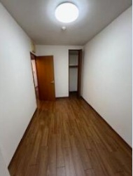 落ち着いた色調の洋室です