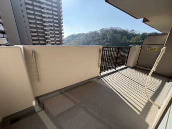 開放的で明るい空間を演出してくれるバルコニーです