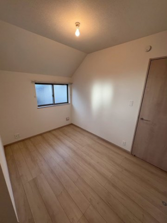 落ち着いた色調の洋室です