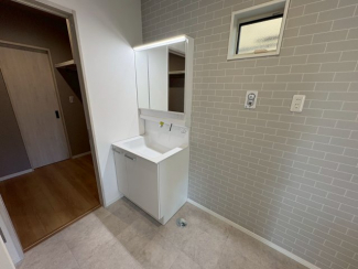 朝の支度にも助かる、独立の洗髪洗面化粧台