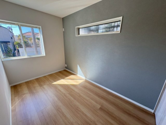 落ち着いた色調の洋室です