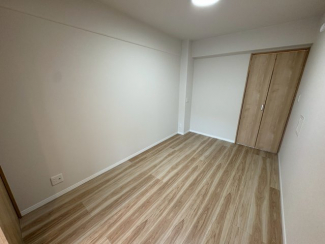 落ち着いた色調の洋室です