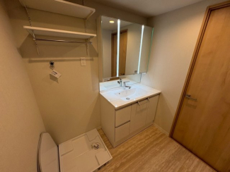 独立洗面台、小物を置くことができて便利です