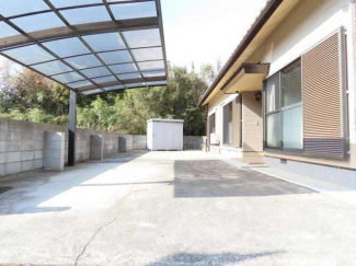 前面道路から見た外観です。広々とした駐車スペースで、カーポー