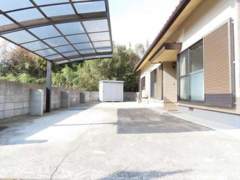 前面道路から見た外観です。広々とした駐車スペースで、カーポー