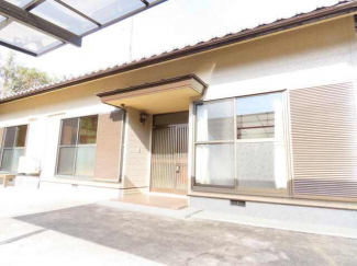 正面から見た外観画像です。犬走のコンクリートの塗り替えを行い