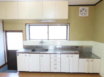 収納力大のキッチン。二口コンロ設置可能。前面に出窓があり、明