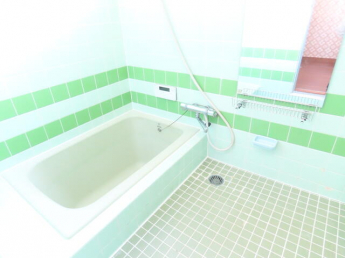 クリーニング済み。追い炊き機能付きのお風呂です。