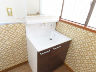 洗面化粧台を新品交換し、清潔な空間で、朝の支度も気持ちよく出