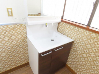洗面化粧台を新品交換し、清潔な空間で、朝の支度も気持ちよく出