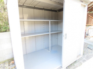 駐車スペースに物置があります。アウトドア用品等の収納にとても