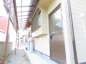 外から見た勝手口です。外には屋根があり、雨に濡れる心配があり