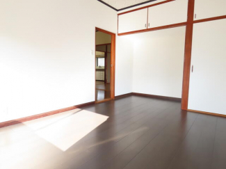 太陽の光が差し込む暖かい雰囲気のお部屋です。