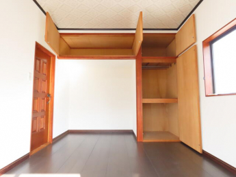南東のお部屋です。天袋もあり、収納力もたっぷりです。