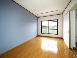 リビングの隣、6帖洋室は大きく開く引込戸採用