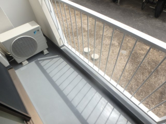 暖かな日差しのふりそそぐバルコニー