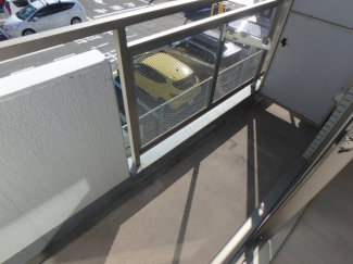 バルコニーに洗濯機を置くタイプのお部屋です。