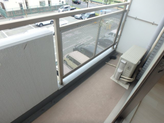 バルコニーに洗濯機を置くタイプのお部屋です。