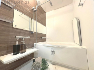 ユニットバスは省スペースでありながら、シンプルな設計と使いやすさを備え、簡便なメンテナンスが可能です。またミラー・小物置き場もあり便利です。