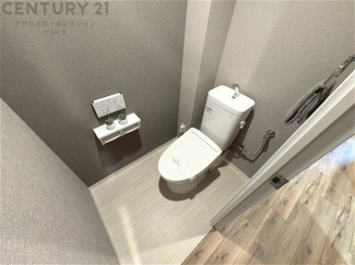 温水洗浄便座付トイレは温水洗浄機能により、暖かい水でおしりを洗浄することができ、冷たい水を使う従来の便座に比べ、温水洗浄機能で暖かいトイレを提供し、快適な使用を可能にします。