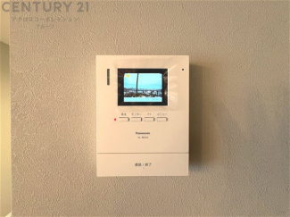 訪問者が来たときにテレビ画面で確認できるため、安心してドアを開けられます。録画機能があるものもあり、留守中に来訪者を記録しておくことができます。利便性が高く、セキュリティ面でも安心です。