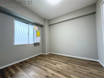 明るい色合いのフローリングとクロスを使用した洋室は家具やインテリアとも調和しやすく空間が広く感じられ開放感を生み出します。自然光を効果的に反射し、室内を明るく保つため、日中の照明使用を抑えられます。