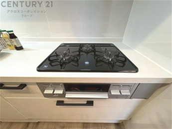 多数の調理器具を同時に使用でき、料理の効率化が可能。省エネで節約になり、様々な料理スタイルに適応できます。また、火力調整が独立しており、手入れや掃除もしやすく、今よりもっとお料理が楽しくなるかも。