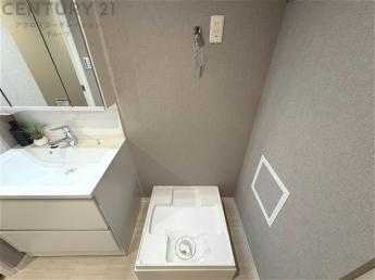 洗濯物の仕分け作業がしやすく、整理整頓が容易になります。洗濯音や湿気を他の部屋に持ち込まず、生活環境を快適に保ちます。上部を活用すれば収納スペースを確保でき洗剤や洗濯用品の整理もしやすくなります。