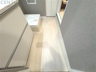 衣服の収納や脱ぎ着や整理整頓がしやすく、湿った衣類を乾燥させるスペースがありカビや臭いの発生を防ぎます。床の汚れを他の部屋に持ち込まず清潔を保つことができます。また快適な入浴環境の整備にも役立ちます。