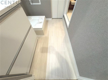 衣服の収納や脱ぎ着や整理整頓がしやすく、湿った衣類を乾燥させるスペースがありカビや臭いの発生を防ぎます。床の汚れを他の部屋に持ち込まず清潔を保つことができます。また快適な入浴環境の整備にも役立ちます。