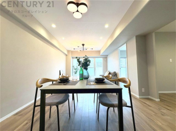 キッチン前のダイニングスペース。ダイニングセットを置いても十分な広さを確保。