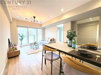 キッチン前のダイニングスペース。ダイニングセットを置いても十分な広さを確保。