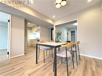 キッチン前のダイニングスペース。ダイニングセットを置いても十分な広さを確保。