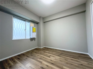 明るい色合いのフローリングとクロスを使用した洋室は家具やインテリアとも調和しやすく空間が広く感じられ開放感を生み出します。自然光を効果的に反射し、室内を明るく保つため、日中の照明使用を抑えられます。