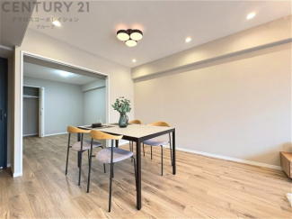 キッチン前のダイニングスペース。ダイニングセットを置いても十分な広さを確保。