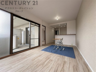 リビングダイニングは家族や友人とのコミュニケーションを楽しむ場所でくつろぎながら食事や会話を楽しめ、多目的に利用できリラックスできる空間です。家庭内の中心として機能し、快適な生活をサポートします。
