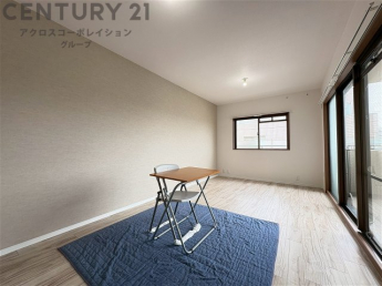 南向きの居間リビングは、豊かな自然光が差し込み一日中明るく快適。開放感と温もりに包まれる心地よい空間です。
