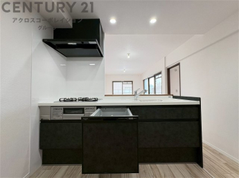 シンプルなデザインと使いやすさを兼ね備えた対面式システムキッチンは、効率的な作業スペースを提供し、家族やゲストとのコミュニケーションを促進します。
