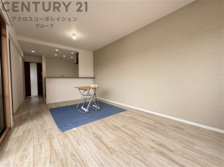 キッチン前のダイニングスペース　カウンターキッチンから料理の受け渡し等に便利です。ダイニングセットを置いても十分な広さを確保。
