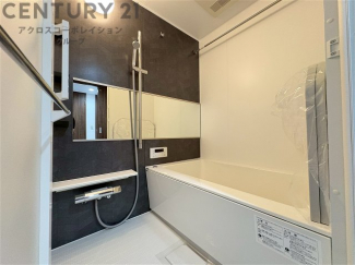 ユニットバスは省スペースでありながら、シンプルな設計と使いやすさを備え、簡便なメンテナンスが可能です。またミラー・小物置き場もあり便利です。
