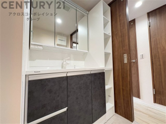 化粧品や洗顔料、歯ブラシなどの必需品をまとめて置ける収納スペースがあり、使用するたびに取り出す手間が省けます。また、水回りのため、濡れても大丈夫な素材が使用されており、お手入れが簡単です。
